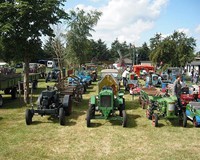 alle  Oldtimer-Trecker mit je einem Anhänger,  die vielen Kinderfahrzeuge und die Waldbahn warten am 7.Aug.2011 auf ihre Gäste.